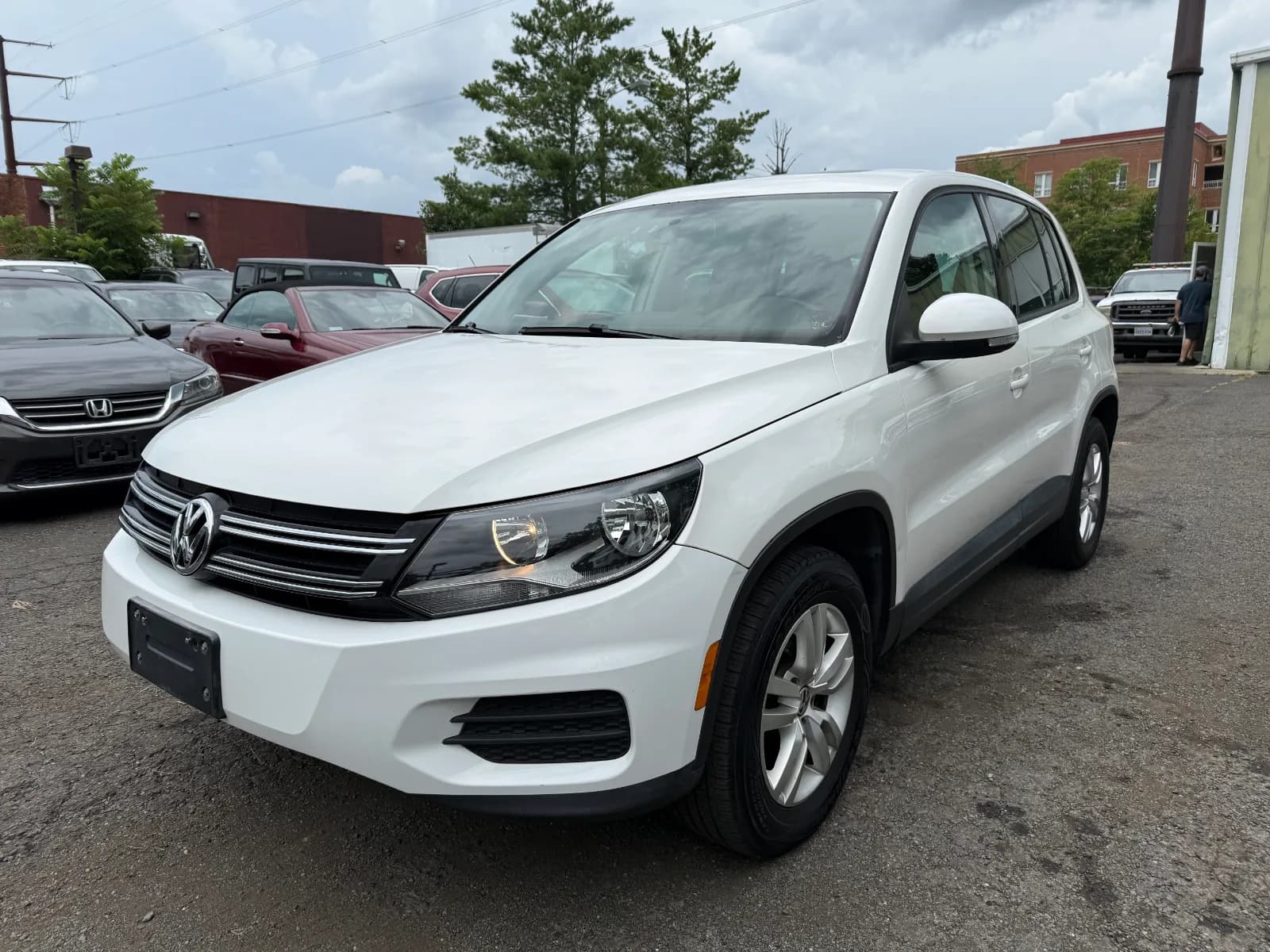 2012 Volkswagen Tiguan S in White, photo 1 of 16