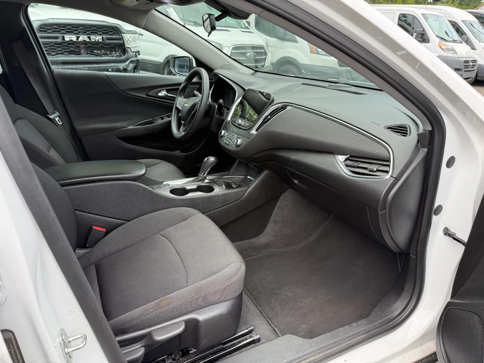 2020 Chevrolet Malibu LT (1LT) in White, photo 13 of 16