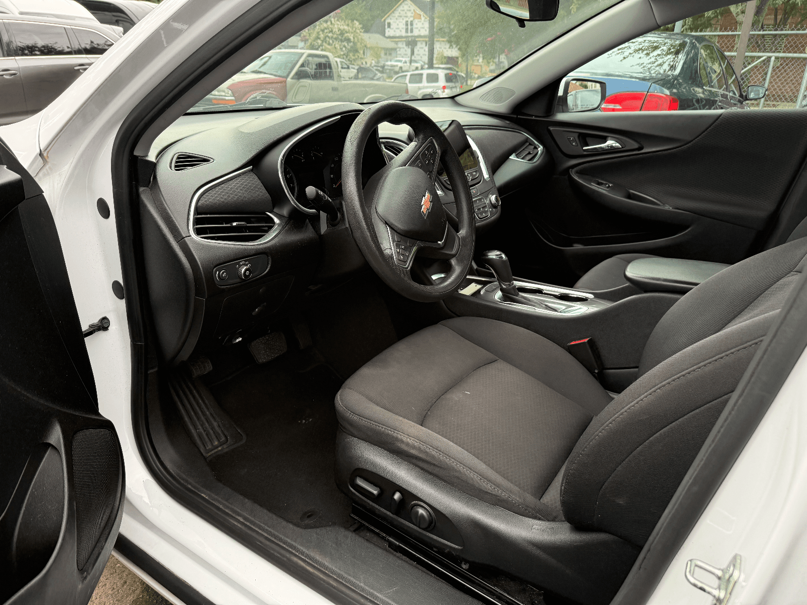 2020 Chevrolet Malibu LT (1LT) in White, photo 9 of 16